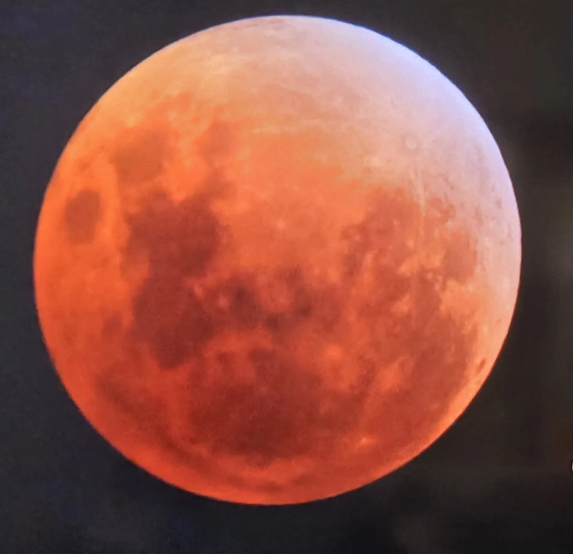 ব্লাড মুন: চন্দ্রগ্রহণের সময় চাঁদ কেন লাল বা রক্তিম দেখায়?